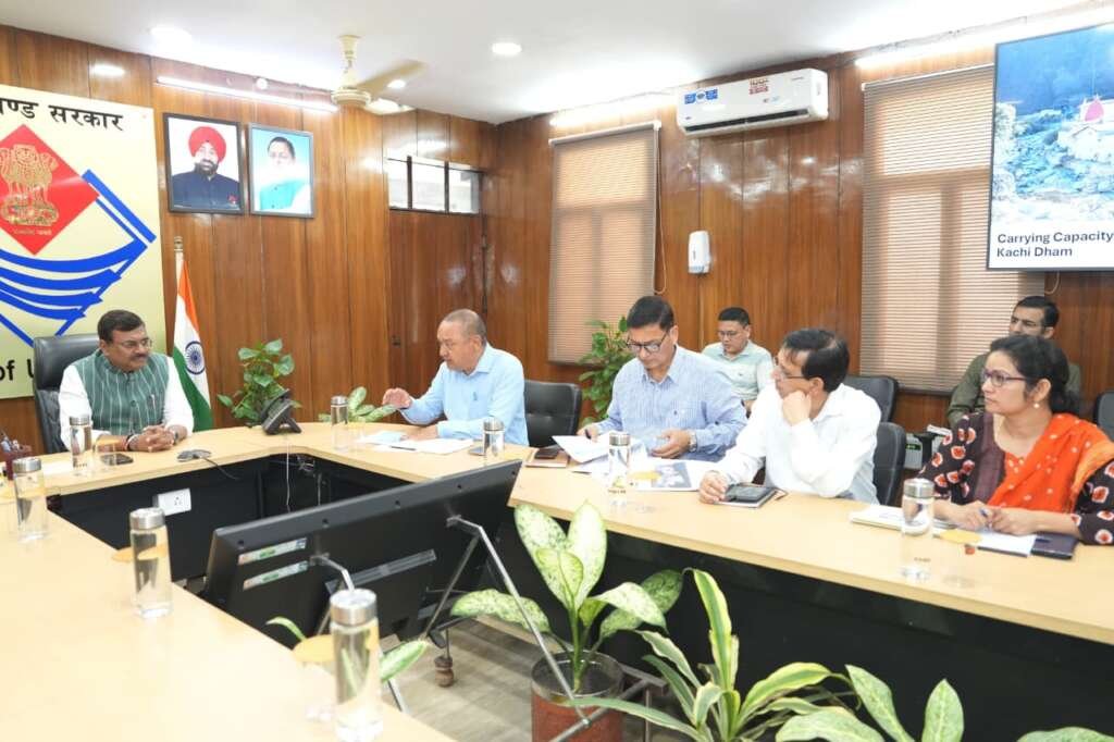 सचिवालय में अधिकारियों के साथ कैंचीधाम स्थापना दिवस मेले की तैयारियों की समीक्षा करते मुख्य सचिव आनंद बर्द्धन।
