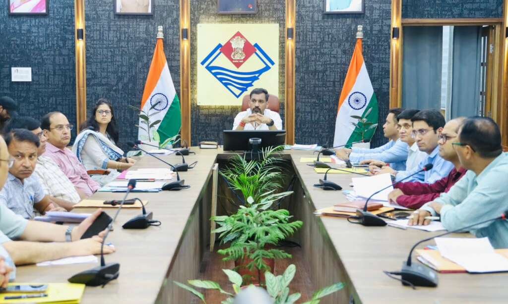 देहरादून में मुख्यमंत्री घोषणाओं की प्रगति की समीक्षा करते हुए जिलाधिकारी डॉ. आशीष चौहान और बैठक में मौजूद अधिकारी।