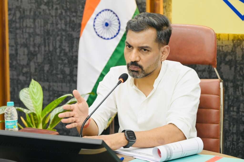 देहरादून में समीक्षा बैठक के दौरान अधिकारियों के साथ चर्चा करते जिलाधिकारी डॉ. आशीष चौहान।