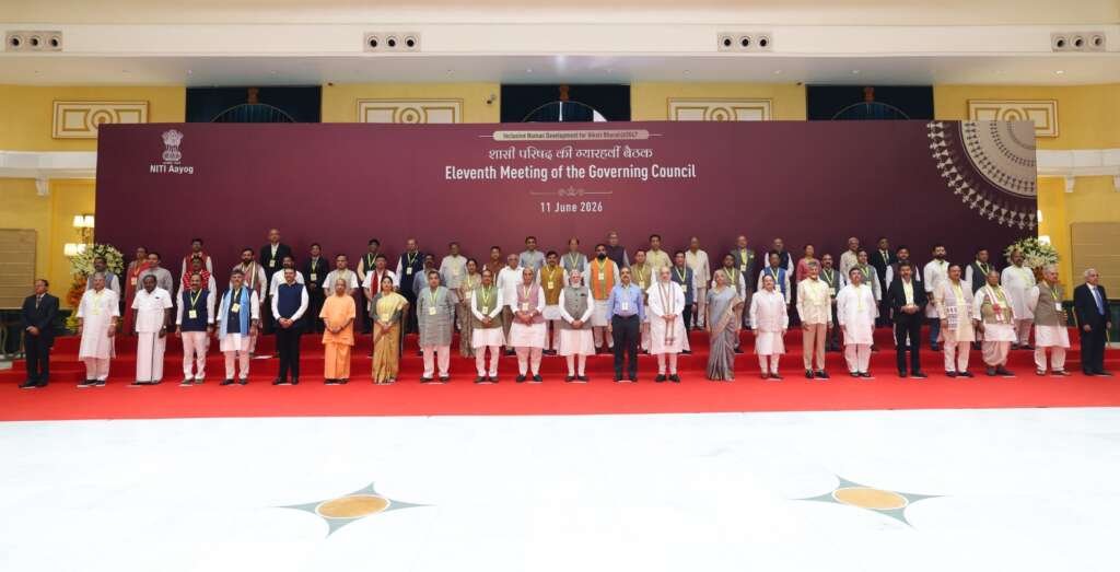 सीएम धामी नीति आयोग बैठक में उत्तराखंड का विजन रखते हुए।