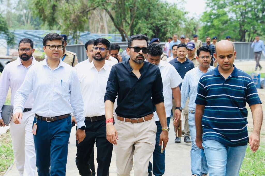 राष्ट्रपति निकेतन और आशियाना परिसर का निरीक्षण करते डीएम।