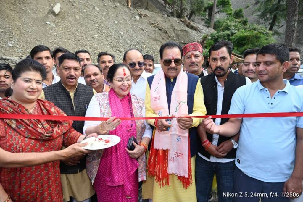 बायपास मार्ग के शुभारंभ कार्यक्रम में फीता काटते सांसद अजय भट्ट।