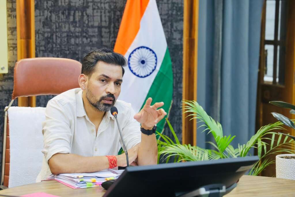 देहरादून में जिलाधिकारी द्वारा बच्चों के निःशुल्क उपचार और चिन्हीकरण अभियान को लेकर बैठक