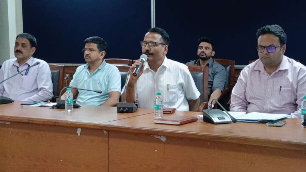 नैनीताल में परीक्षा तैयारियों पर जिलाधिकारी की बैठक।