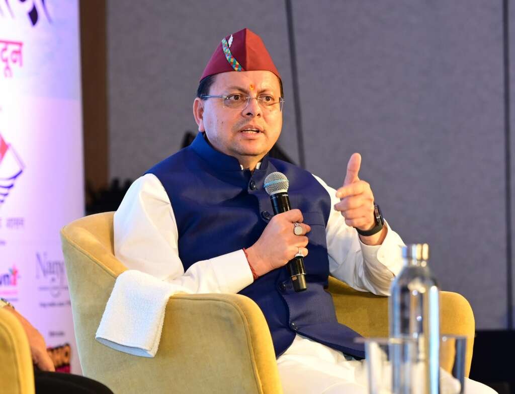 मुख्यमंत्री पुष्कर सिंह धामी मसूरी रोड स्थित होटल में आयोजित संवादी कार्यक्रम में मंच से संबोधित करते हुए।