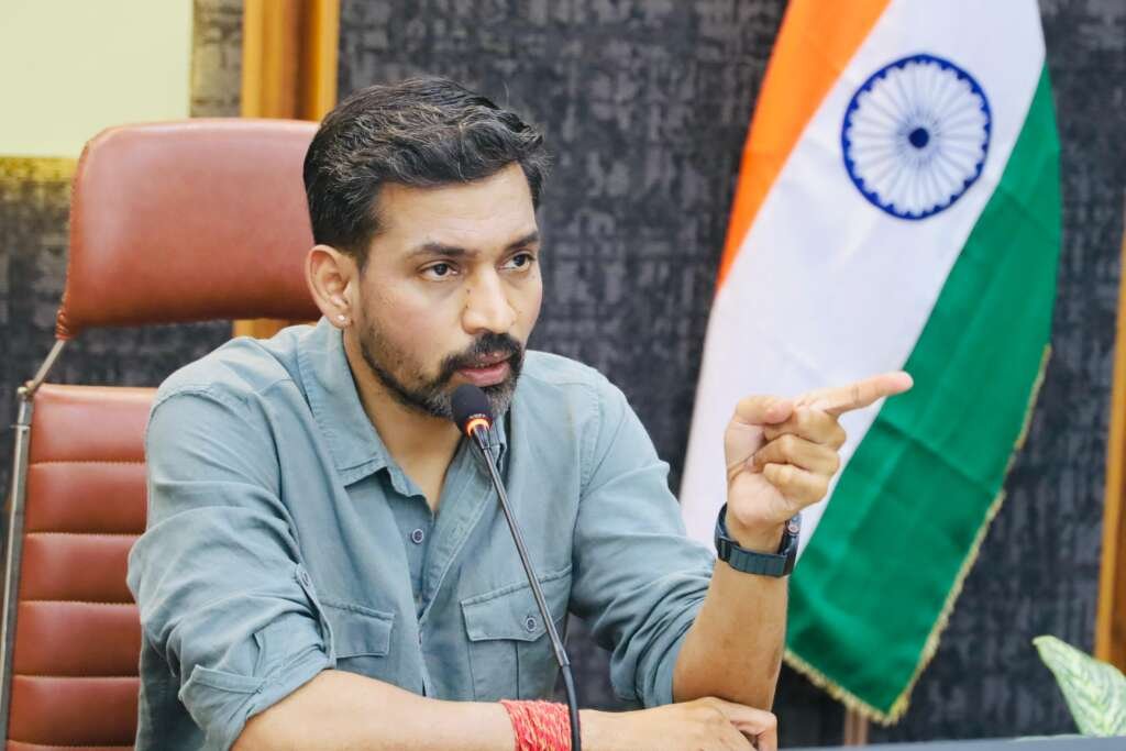 डीएम डॉ. आशीष चौहान देहरादून में मानसून पूर्व आपदा प्रबंधन समीक्षा बैठक में अधिकारियों को निर्देश देते हुए।