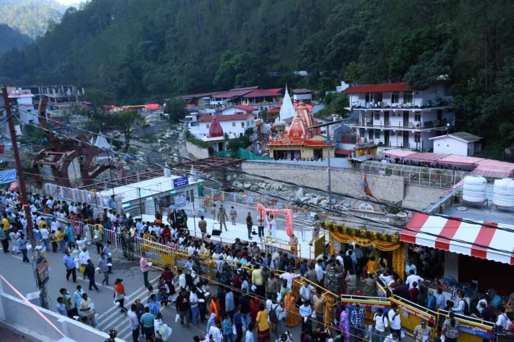 कैंची धाम में बाबा नीब करौरी महाराज के स्थापना दिवस पर भक्तों की भारी भीड़ और धार्मिक आयोजन।