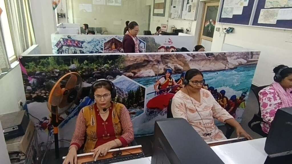 देहरादून स्थित चारधाम यात्रा कंट्रोल रूम में कर्मचारी कंप्यूटर स्क्रीन पर यात्रा की निगरानी करते हुए।