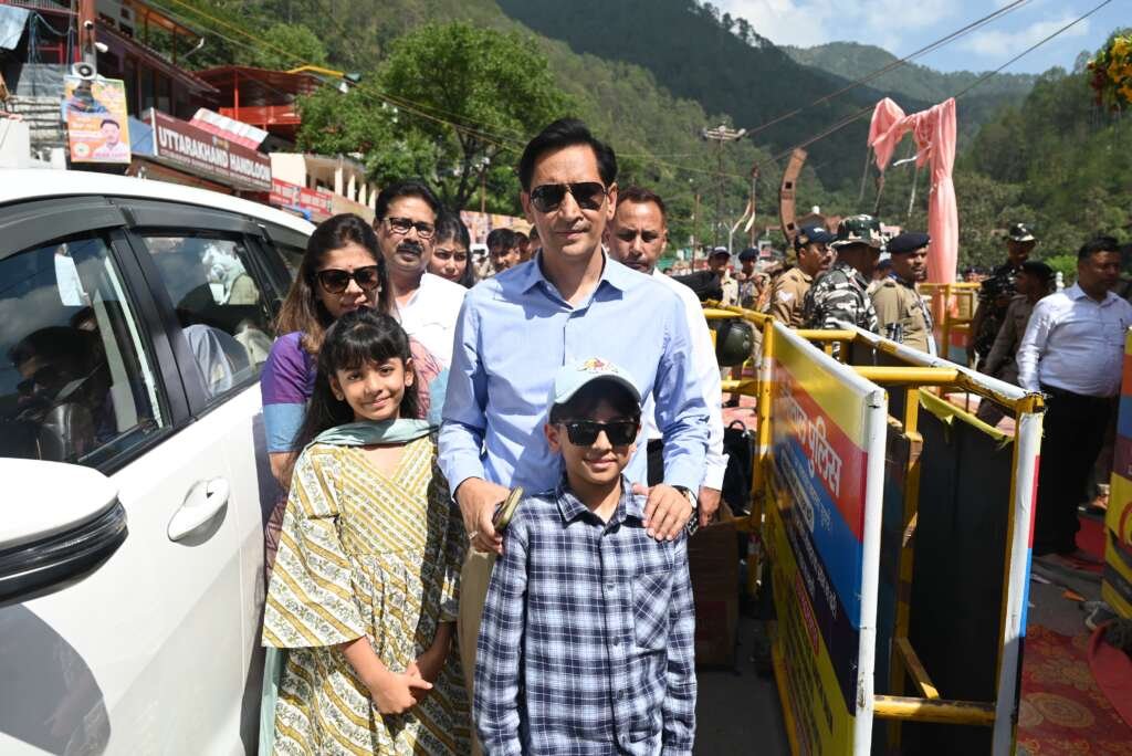 कैंची धाम मंदिर परिसर में दर्शन के लिए कतारबद्ध हजारों श्रद्धालु।