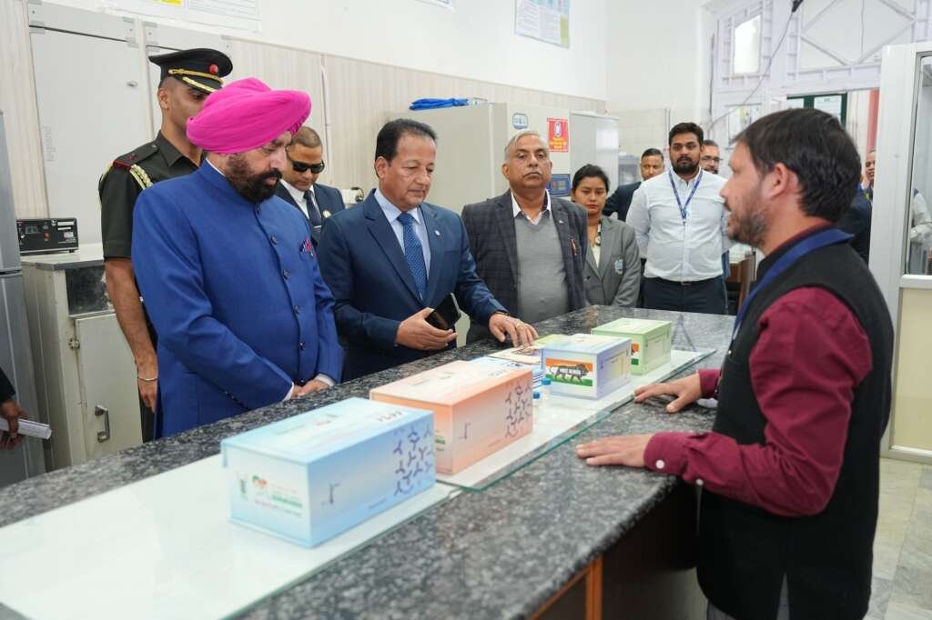 राज्यपाल आईवीआरआई मुक्तेश्वर में कार्यक्रम के दौरान अभियान का शुभारंभ करते हुए।