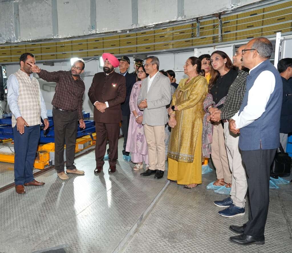 एरीज देवस्थल वेधशाला में राज्यपाल वैज्ञानिकों और शोधकर्ताओं के साथ चर्चा करते हुए, खगोलीय अनुसंधान केंद्र का प्रतीकात्मक दृश्य।
