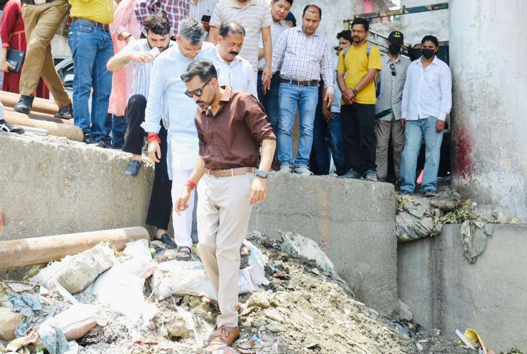 रिस्पना नदी के सफाई कार्य का स्थलीय निरीक्षण करते अधिकारी।
