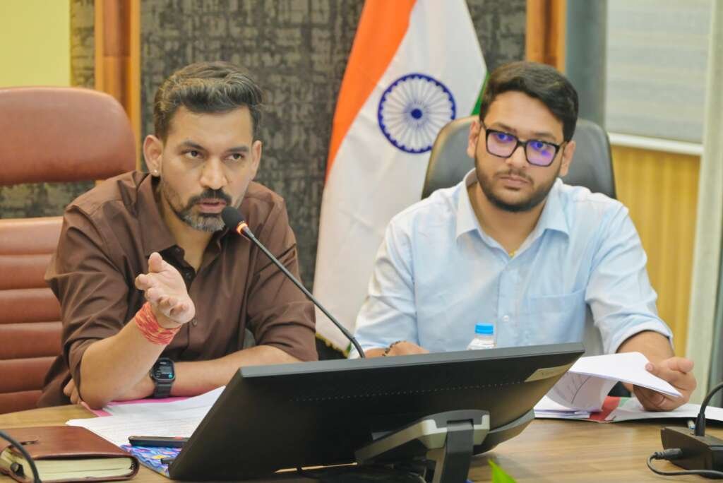 कलेक्ट्रेट सभागार में उद्योग मित्र समिति की बैठक की अध्यक्षता करते डीएम डॉ. आशीष चौहान।