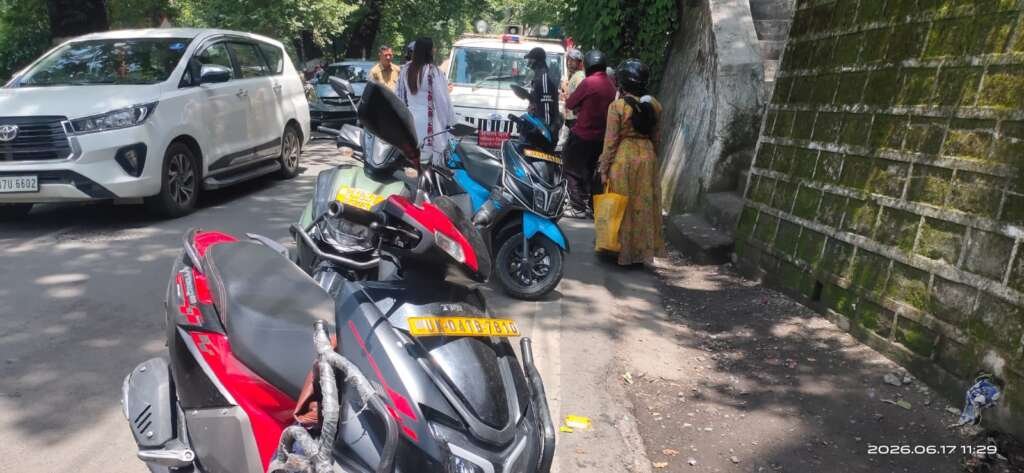 नैनीताल में रेंटल बाइकों के खिलाफ अभियान चलाता परिवहन विभाग।