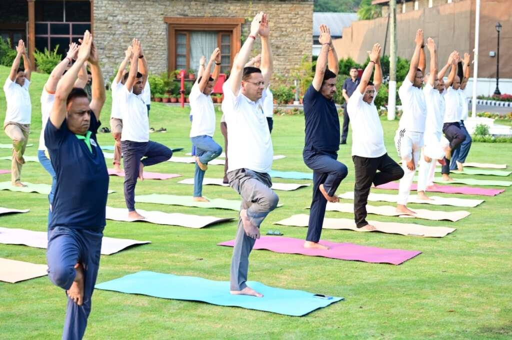 मुख्यमंत्री पुष्कर सिंह धामी योगाभ्यास करते हुए।