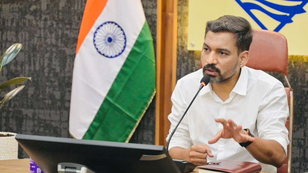 देहरादून में विकास योजनाओं की समीक्षा करते डीएम डॉ. आशीष चौहान।