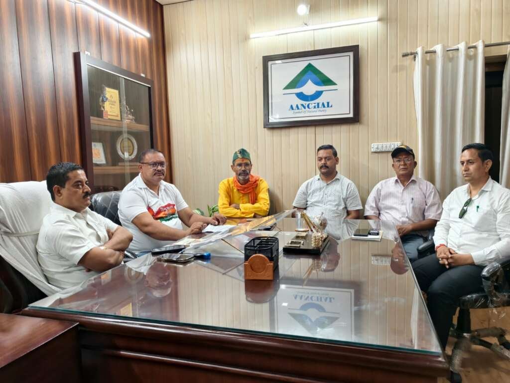बिंदुखत्ता राजस्व ग्राम की मांग को लेकर आयोजित बैठक में मौजूद पदाधिकारी।