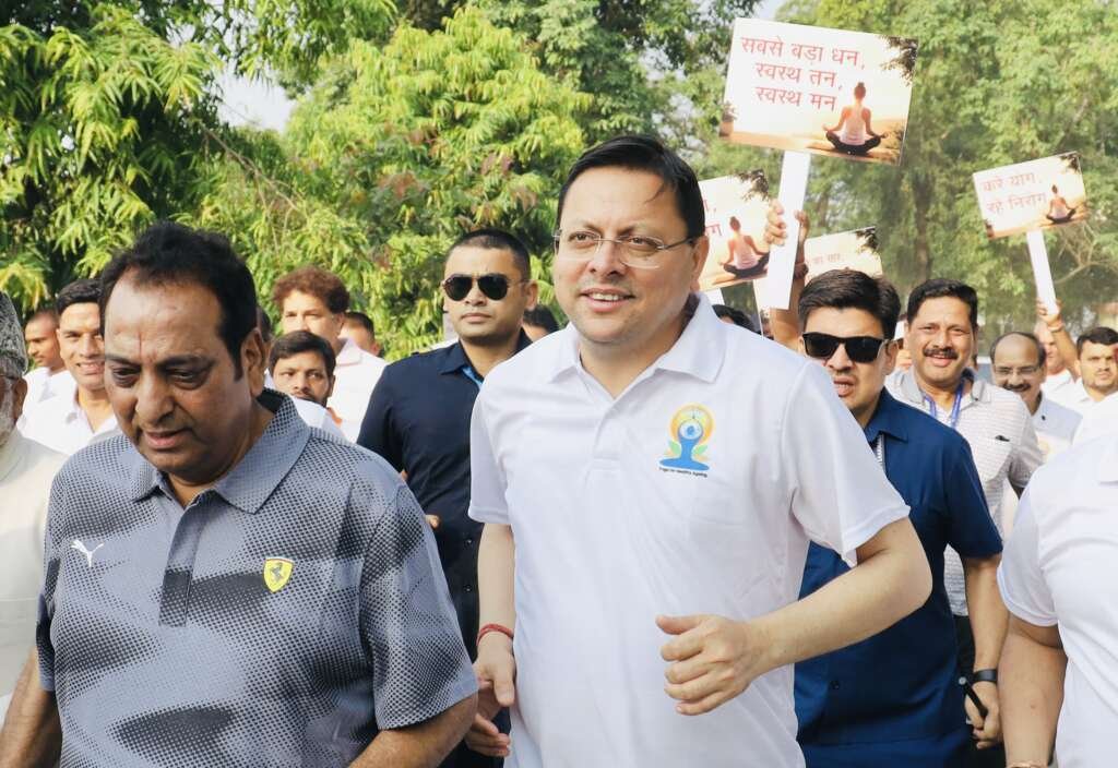 रन फॉर योगा कार्यक्रम में दौड़ लगाते मुख्यमंत्री पुष्कर सिंह धामी।