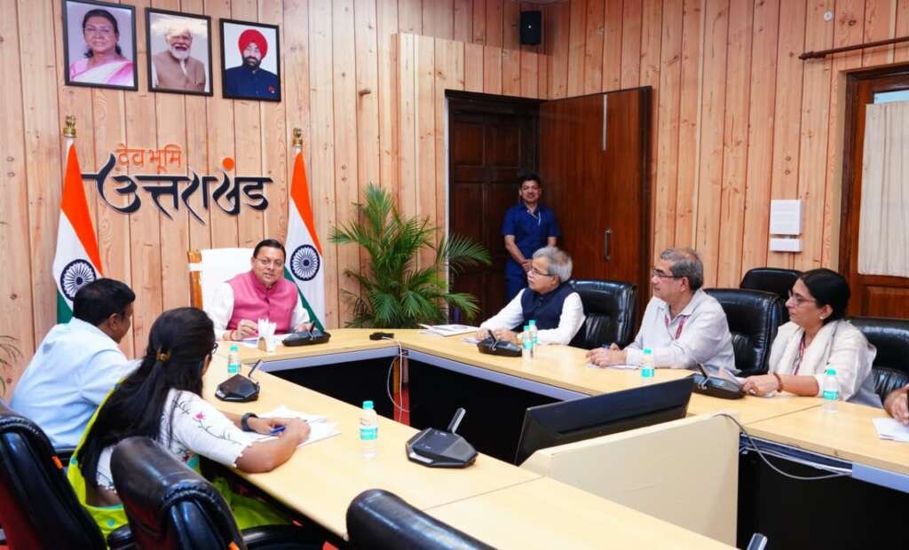 मुख्यमंत्री पुष्कर सिंह धामी से भेंट करते रेलवे बोर्ड चेयरमैन सतीश कुमार।