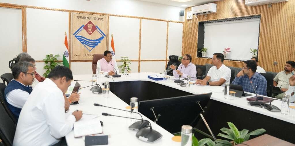 सचिवालय में समीक्षा बैठक की अध्यक्षता करते मुख्य सचिव आनंद बर्द्धन।