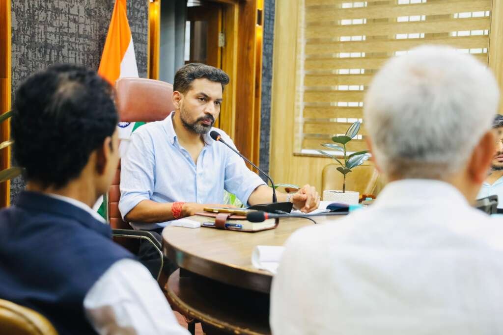 बैठक में समीक्षा करते डीएम डॉ. आशीष चौहान।