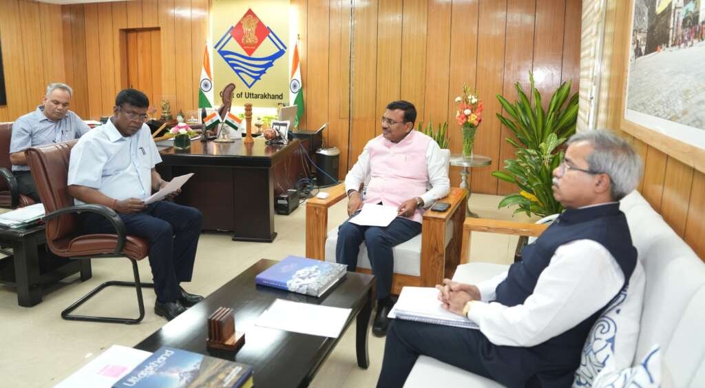 देहरादून में रेल परियोजनाओं पर उच्चस्तरीय बैठक।