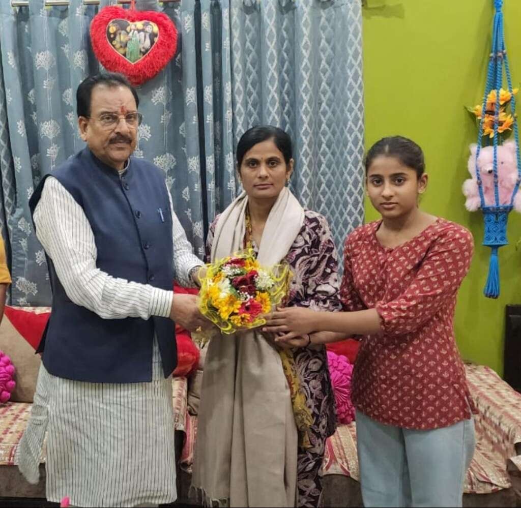 हल्द्वानी में शहीद मोहन नाथ गोस्वामी की वीरांगना भावना गोस्वामी का सम्मान करते सांसद अजय भट्ट।