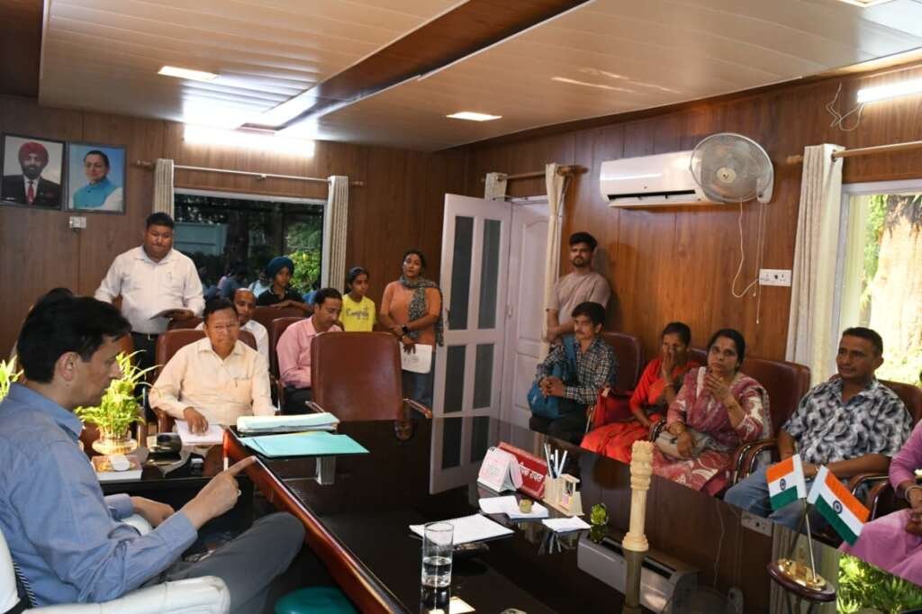 हल्द्वानी में जनसुनवाई कार्यक्रम के दौरान फरियादियों की समस्याएं सुनते आयुक्त दीपक रावत।