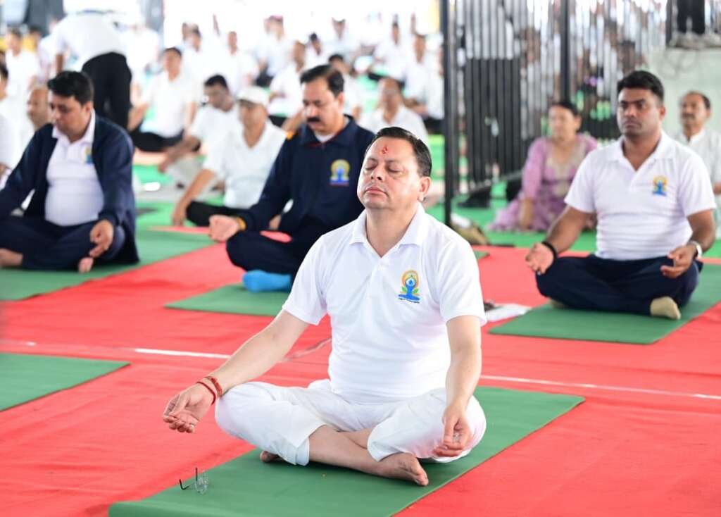 अंतर्राष्ट्रीय योग दिवस पर बनबसा में आयोजित राज्य स्तरीय कार्यक्रम में योगाभ्यास करते मुख्यमंत्री पुष्कर सिंह धामी