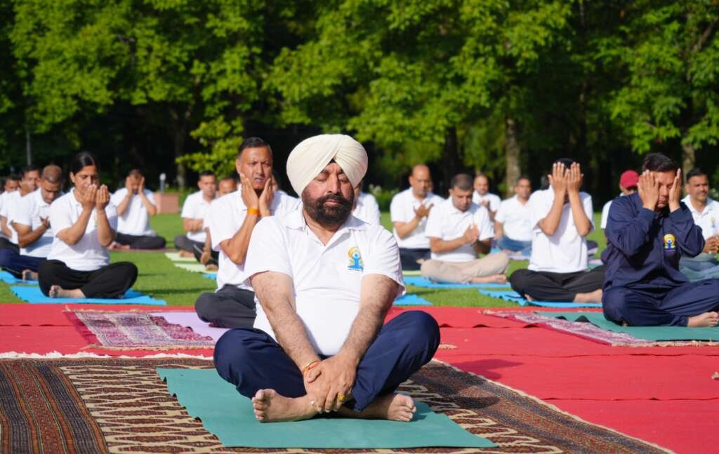 अंतर्राष्ट्रीय योग दिवस पर योगाभ्यास करते राज्यपाल लेफ्टिनेंट जनरल गुरमीत सिंह (सेनि)।