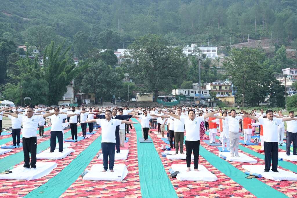 योग दिवस कार्यक्रम के दौरान रुद्रप्रयाग के जिलाधिकारी विशाल मिश्रा।