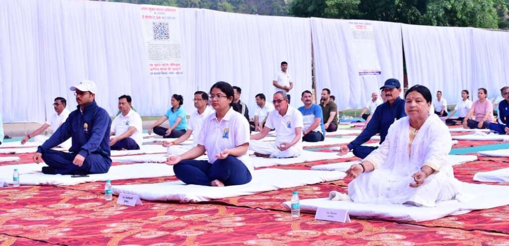 अंतरराष्ट्रीय योग दिवस पर बागेश्वर में सामूहिक योगाभ्यास करते प्रतिभागी