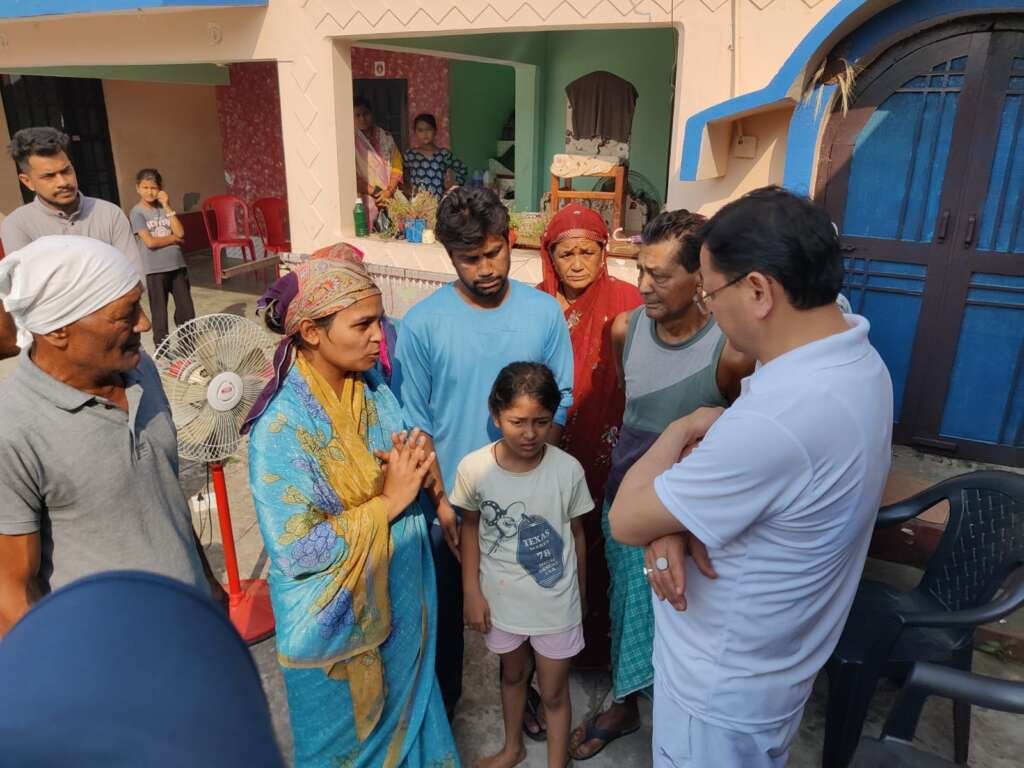 बनबसा में शोक संतप्त परिवार के बीच बैठकर संवेदना व्यक्त करते मुख्यमंत्री पुष्कर सिंह धामी।