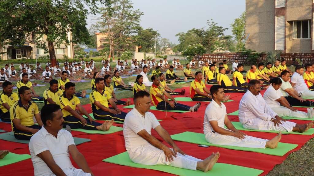 अंतरराष्ट्रीय योग दिवस पर योगाभ्यास करते SDRF कर्मी।