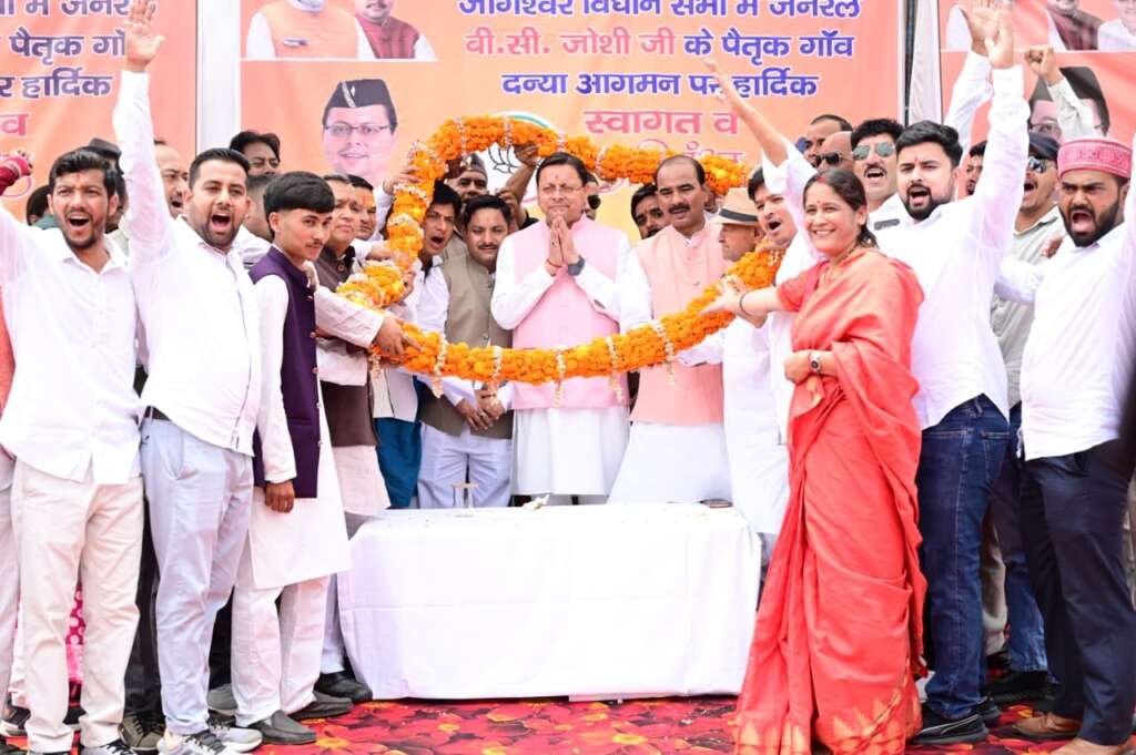 अल्मोड़ा के दन्या में मुख्यमंत्री पुष्कर सिंह धामी का फूल-मालाओं से स्वागत करते हुए लोग।