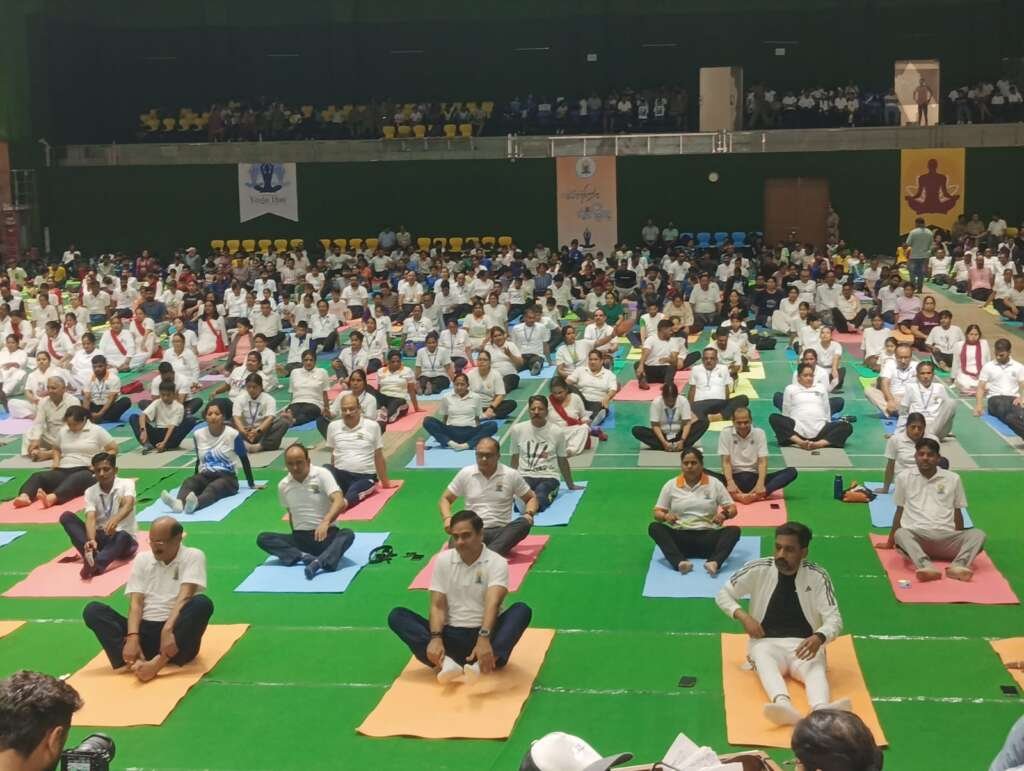 अंतर्राष्ट्रीय योग दिवस पर देहरादून के परेड ग्राउंड में योग करते लोग।