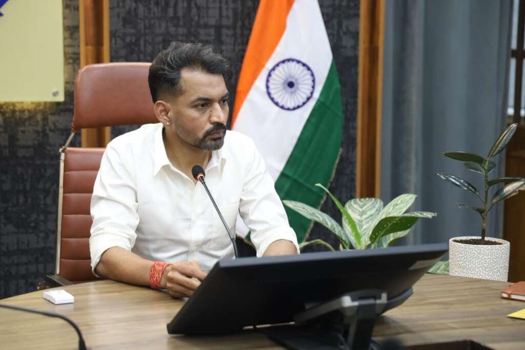 देहरादून में मतदाता सूची पुनरीक्षण बैठक की अध्यक्षता करते डीएम डॉ. आशीष चौहान।