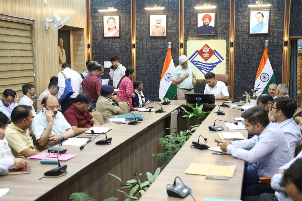 देहरादून में आयोजित समाधान दिवस के दौरान फरियादियों की समस्याएं सुनते जिलाधिकारी डॉ. आशीष चौहान।