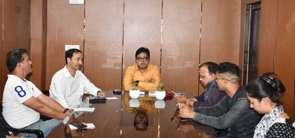 नैनीताल में बैठक के दौरान अधिकारियों और मीडिया प्रतिनिधियों के साथ चर्चा करते संयुक्त निदेशक सूचना नितिन उपाध्याय।