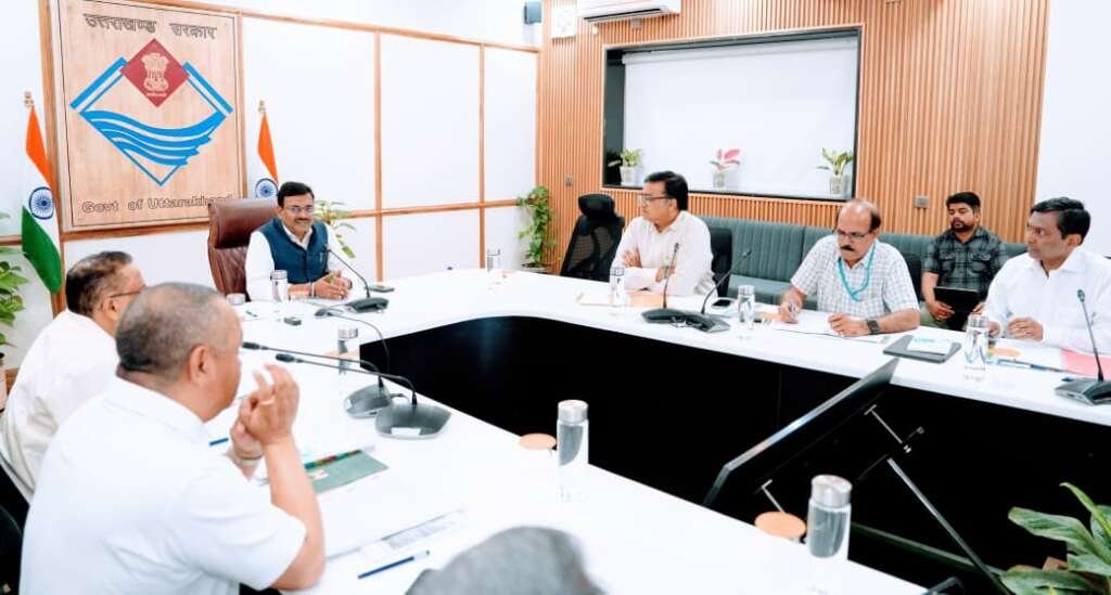 देहरादून सचिवालय में आयोजित बैठक में मुख्य सचिव आनंद बर्द्धन केदारनाथ और हेमकुंड साहिब रोपवे परियोजनाओं की प्रगति की समीक्षा करते हुए।