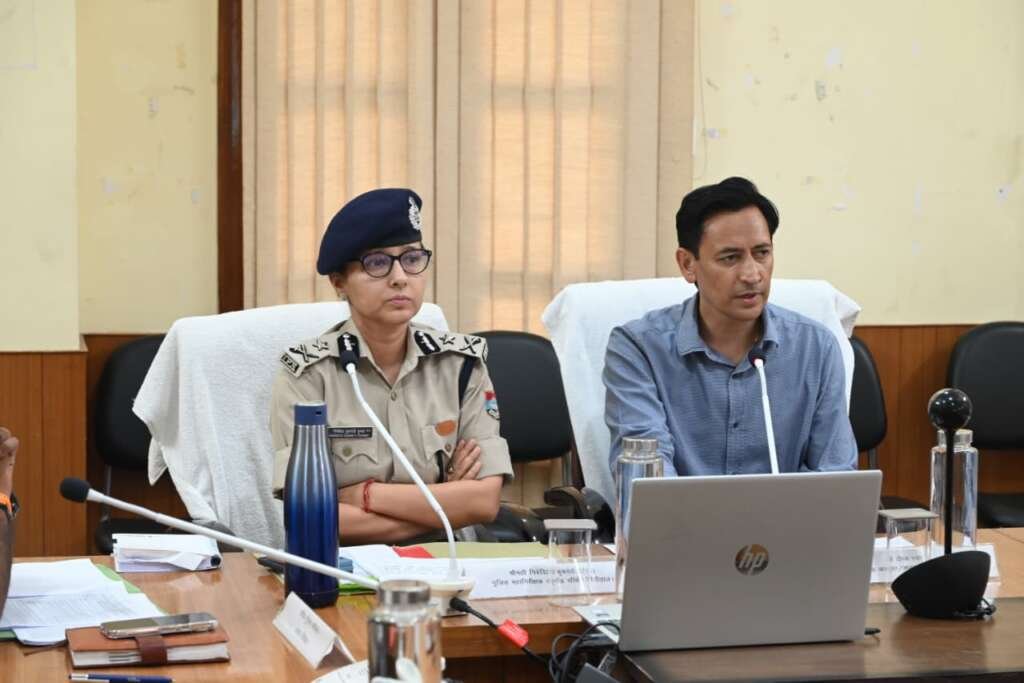 बैठक में अधिकारियों के साथ समीक्षा करते आयुक्त दीपक रावत