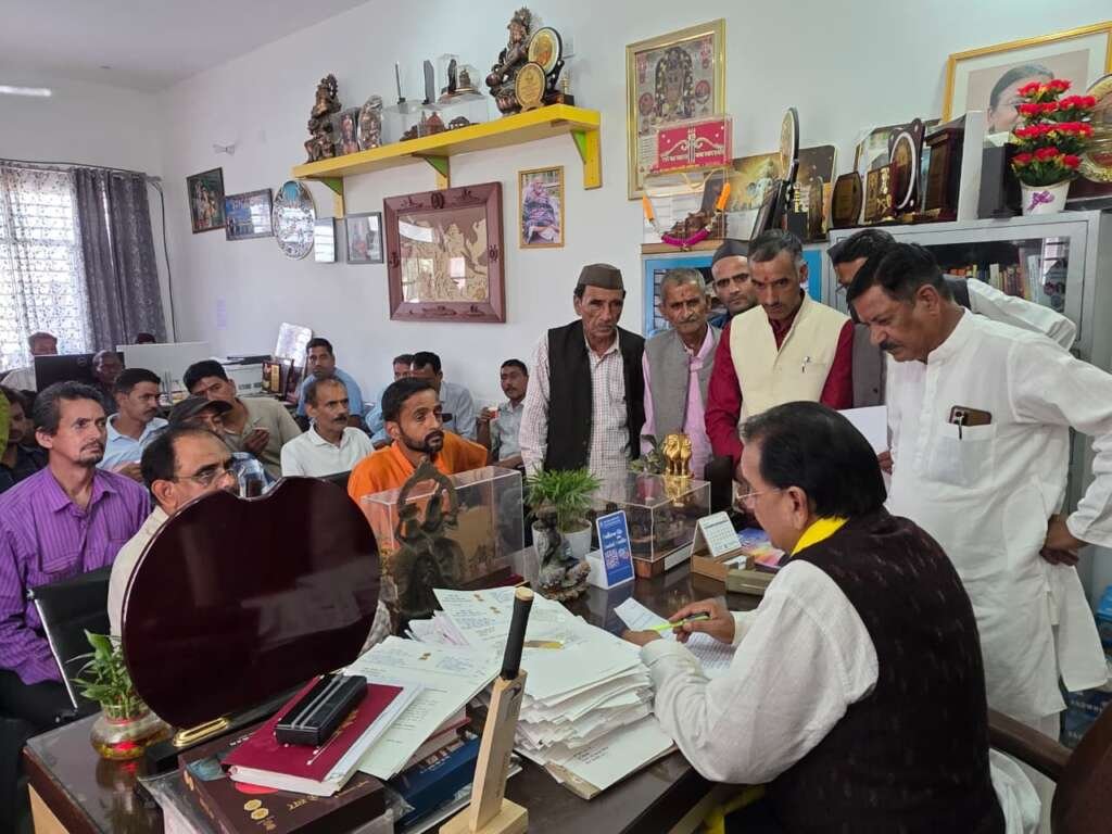 हल्द्वानी में नागरिकों और कार्यकर्ताओं से संवाद करते सांसद अजय भट्ट