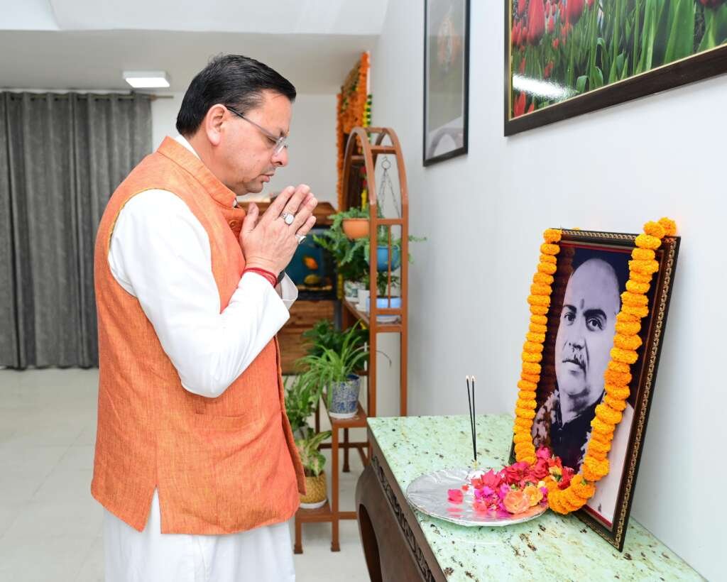 मुख्यमंत्री पुष्कर सिंह धामी मुख्यमंत्री आवास में डॉ. श्यामा प्रसाद मुखर्जी के चित्र पर पुष्प अर्पित करते हुए।