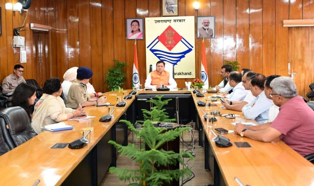 देहरादून सचिवालय में चारधाम और हेमकुंड साहिब यात्रा की व्यवस्थाओं तथा कानून-व्यवस्था की समीक्षा बैठक करते मुख्यमंत्री पुष्कर सिंह धामी।