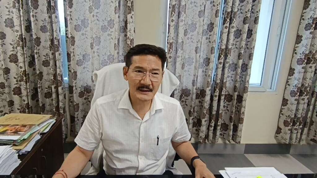तीन माह के राशन वितरण की जानकारी देते अपर आयुक्त खाद्य पी.एस. पांगती।