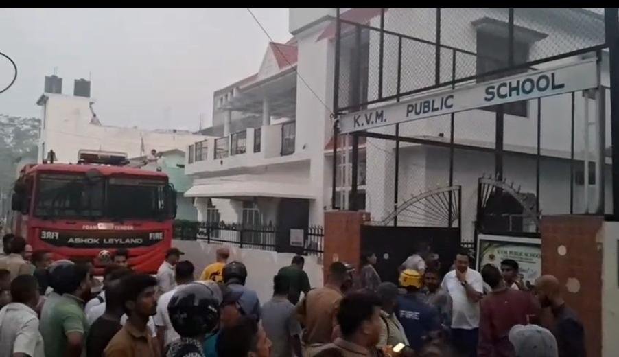 केवीएम स्कूल परिसर में लगी आग को बुझाते अग्निशमन कर्मी, मौके पर खड़ी फायर ब्रिगेड की गाड़ियां और धुएं का गुबार।