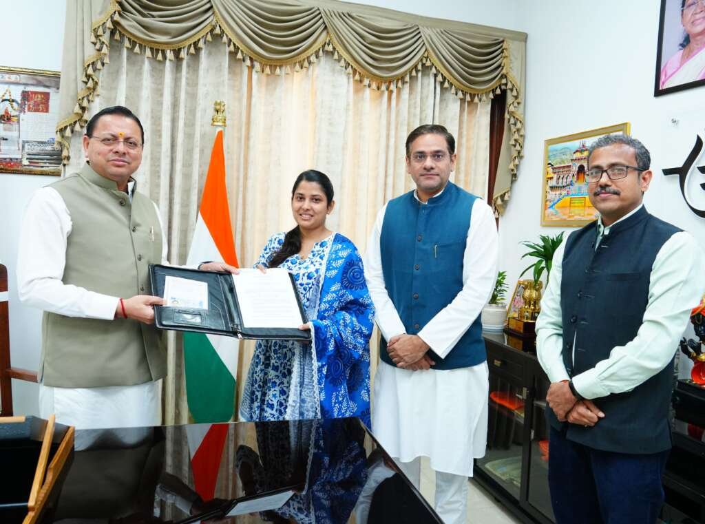मुख्यमंत्री आवास में मुख्यमंत्री पुष्कर सिंह धामी के साथ जर्मनी में नौकरी पाने वाली नर्स सपना राणा।