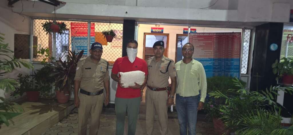 महिला के घर में घुसकर कपड़े चोरी करने के मामले में गिरफ्तार आरोपी के साथ पुलिस टीम।