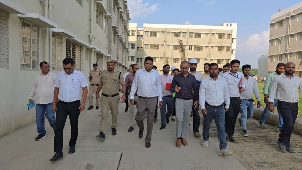 बागवाला आवासीय परियोजना का निरीक्षण करते हुए सचिव आवास डॉ. आर. राजेश कुमार एवं अधिकारी।