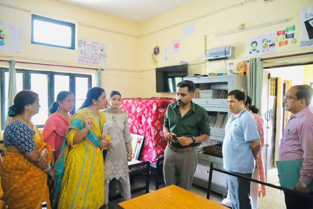 देहरादून के केदारपुरम स्थित नारी निकेतन, बाल सुधार गृह एवं किशोरी गृह का निरीक्षण कर व्यवस्थाओं का जायजा लेते जिलाधिकारी डॉ. आशीष चौहान।